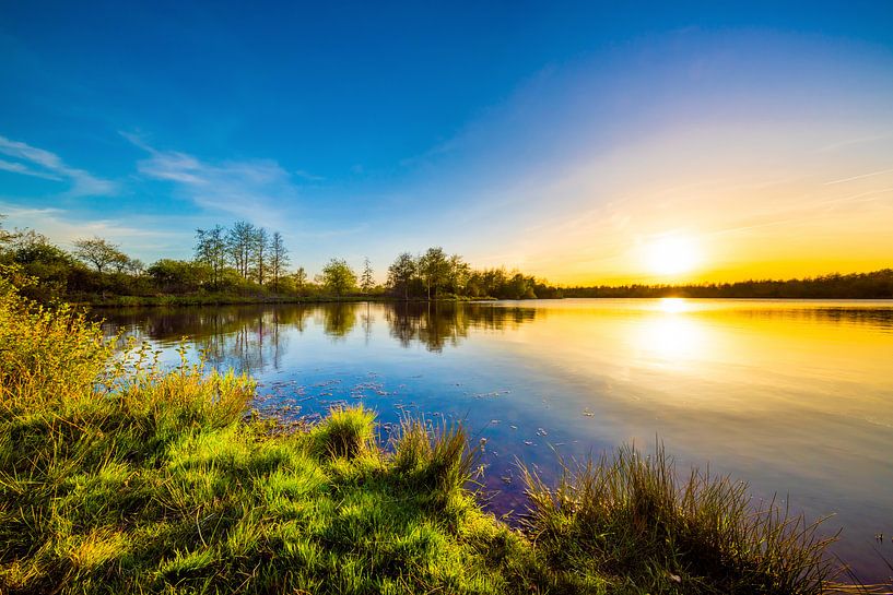 Zonsondergang aan een natuurlijk meer van Günter Albers