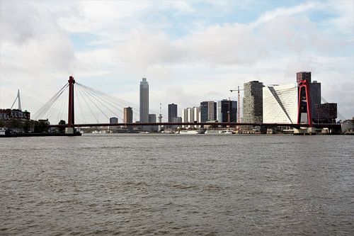 Die berühmte rote Willemsbrug in Rotterdam