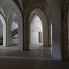 Couloir dans un monastère délabré avec arches et escalier sur Leoniek van der Vliet