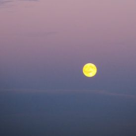 Vollmond mit sanften Farben am Himmel bei Sonnenuntergang von Peter Apers