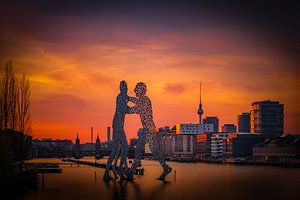 Molecule Men an der Oberbaumbrücke zum Sonnenuntergang No. 01