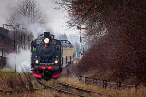 La locomotive à vapeur 1040 du ZSLM met sa vitesse pour le départ de la gare de Wijlre.