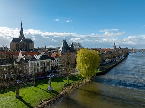 La belle ville hanséatique de Kampen vue du ciel. sur Evert Jan Kip