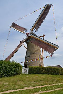 Moulin à blé Oostvoorne avec drapeaux sur Rob Pols