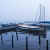 Leekstermeer in de mist met zeilboten aan de steiger van R Smallenbroek