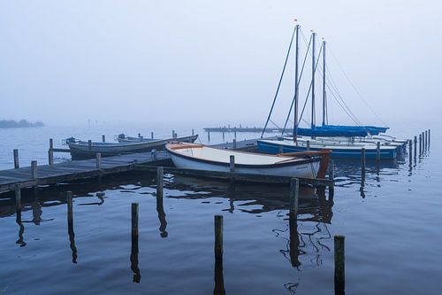 Leekstermeer in de mist met zeilboten aan de steiger