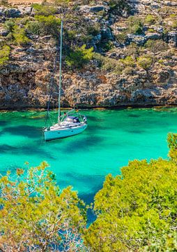 Segelboot Yacht am Meer auf der Insel Mallorca, Spanien Mittelmeer von Alex Winter