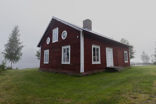 Zweedse rode stuga gehuld in de mist