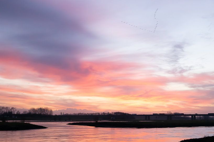 Sunrise at the water's edge by Linda Schellevis