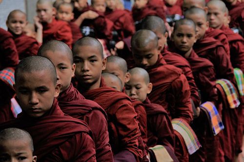 Mönche in einer Warteschlange in einem Kloster in Myanmar