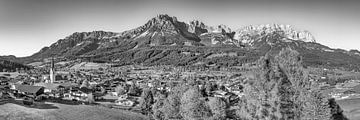 Ellmau mit Panorama vom Wilden Kaiser in schwarz weiß von Manfred Voss, Schwarz-weiss Fotografie