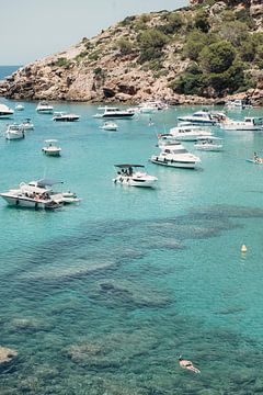 Paradijselijke Sereniteit: De Azuurblauwe Baai van Menorca van Wendy Bos