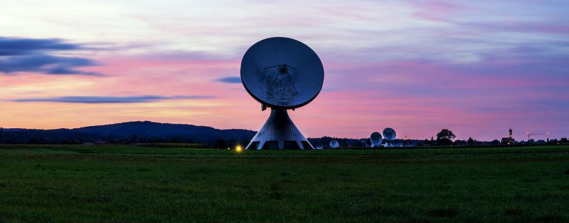 Parabolantennen der Erdfunkstelle Raisting im Sonnenuntergang von Frank Herrmann