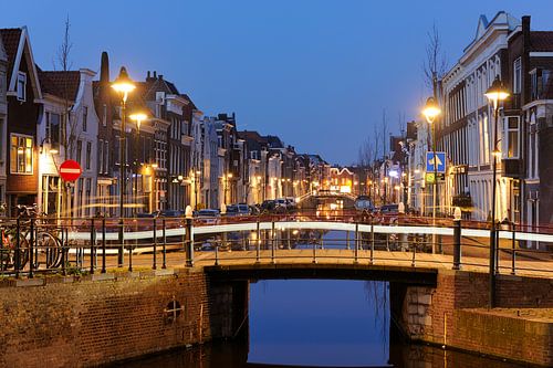 Turfmarkt in Gouda in de avond met lichtspoor auto