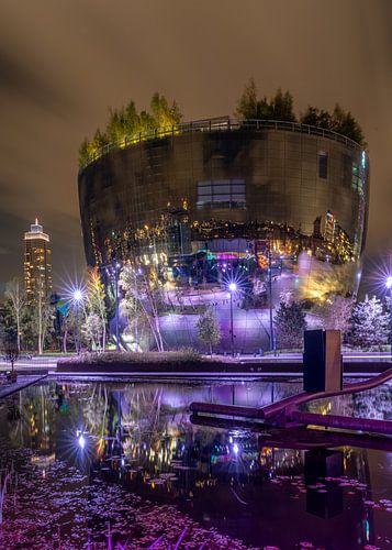 Kleurrijk Depot in de avond