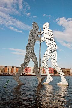 Molecule Man (sculpture) in Berlin van Silva Wischeropp