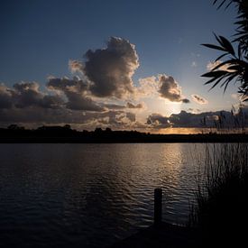 Coucher de soleil sur une voie d'eau aux Pays-Bas avec des nuages dramatiques sur Sofie Duchateau