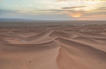Uitzicht  Sahara woestijn (Erg Chegaga -Marokko) by Marcel Kerdijk