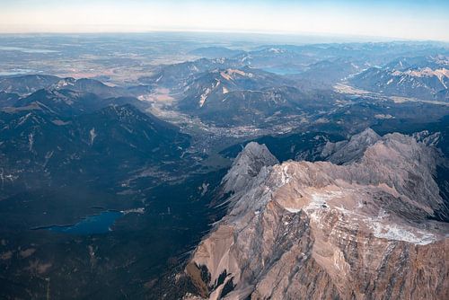 Zugspitze-massief en Garmisch vanuit de lucht