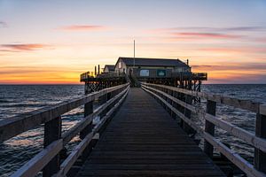 Stelzenhaus in Sankt-Peter-Ording bei Sonnenuntergang von Jens Sessler