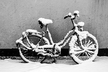Een besneeuwde fiets