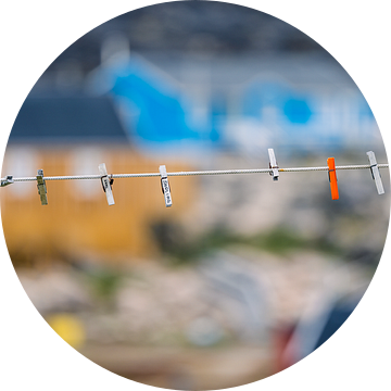 Waslijn met wasknijpers in Saqqaq, Groenland van Martijn Smeets