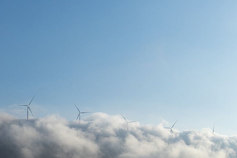 Windmolens uit de wolken. van Axel Weidner