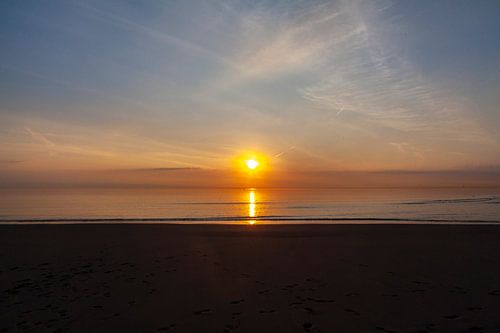 Zonsondergang op het strand in Holland