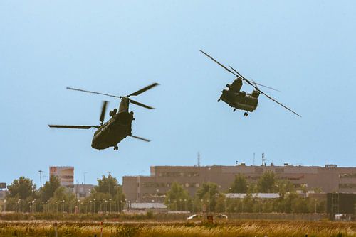 Twee vertrekkende Chinooks