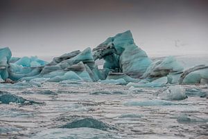 Island Ein Eisblock im Gletschersee Jökulsárlón