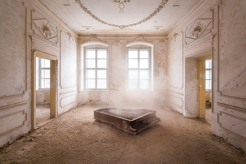 Klavier im Staub. von <span class="secondary-font">Roman Robroek – Fotos verlassener Gebäude</span>