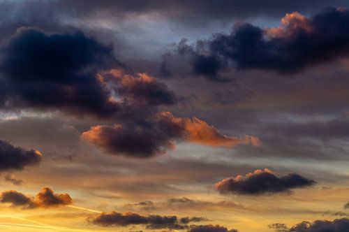 Wolkenlucht tijdens zonsondergang