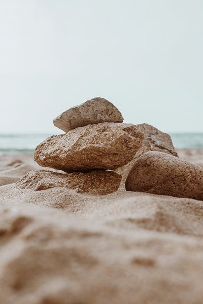 Pierres sur la plage - photographie de voyage Portugal par Anne Verhees