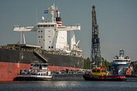 Der Hafen von Amsterdam in Bewegung Seeschiffe und Binnenschiffe.