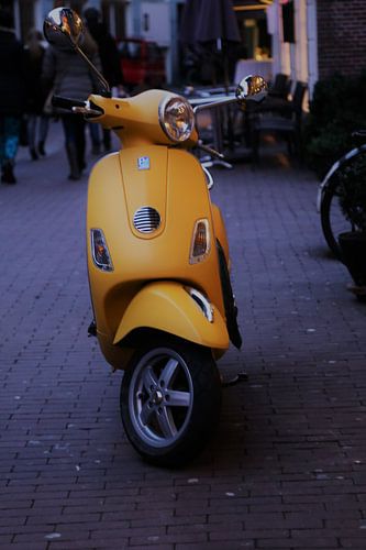 Gelbe Vespa