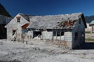Huis in, de na een vulkaanuitbarsting verlaten spookstad, Chaitén, Chili van A. Hendriks thumbnail