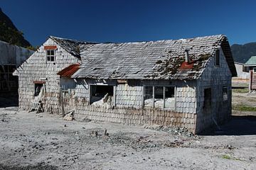 Haus in der Geisterstadt, die nach einem Vulkanausbruch verlassen wurde, Chaitén, Chile von A. Hendriks