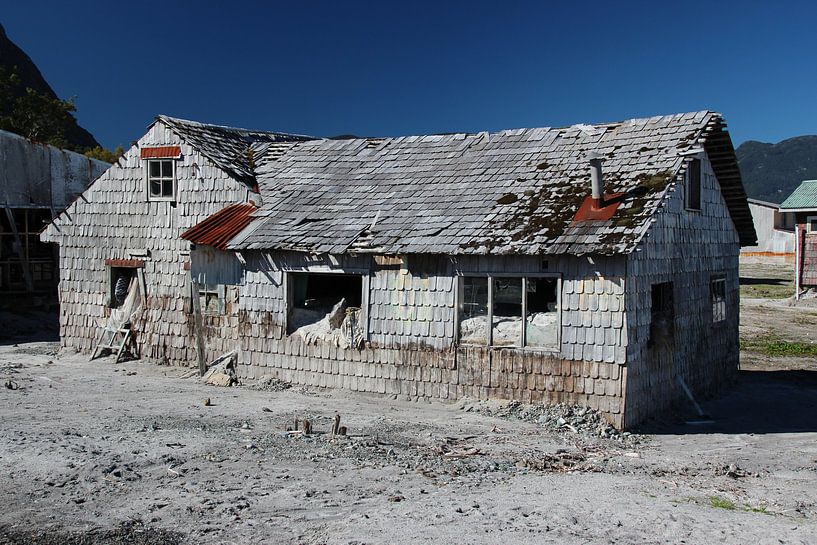 Huis in, de na een vulkaanuitbarsting verlaten spookstad, Chaitén, Chili van A. Hendriks