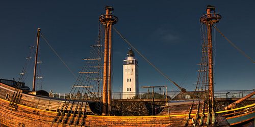 De Willem Barentsz in de haven van Harlingen in het avondlicht