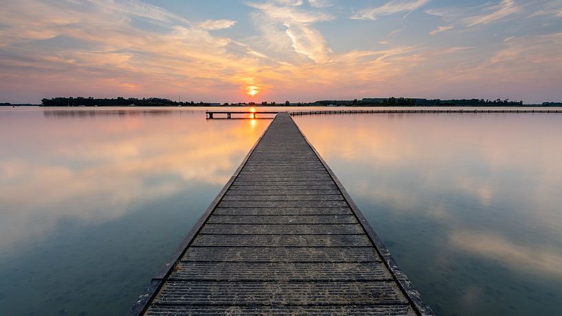Long shutter time at the evening sun at the Veerse Meer by Jan Poppe