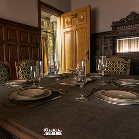Overzicht kleine eettafel. van Het Onbekende