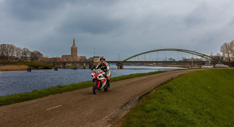 Yamaha avec la ligne d'horizon de Hasselt. par Wouter Van der Zwan