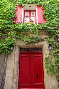 Rode huis ingang in de Provence van Christian Müringer
