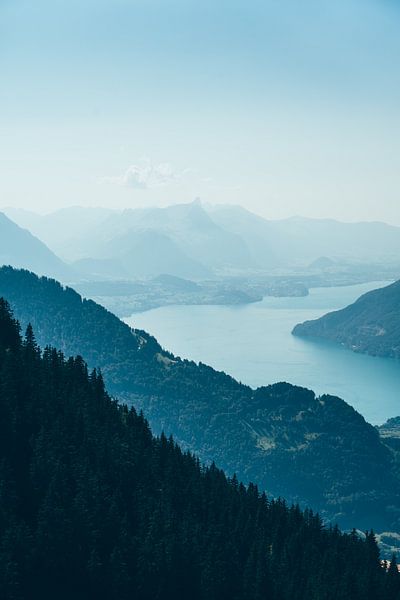 Blauer See in der Schweiz von Patrycja Polechonska
