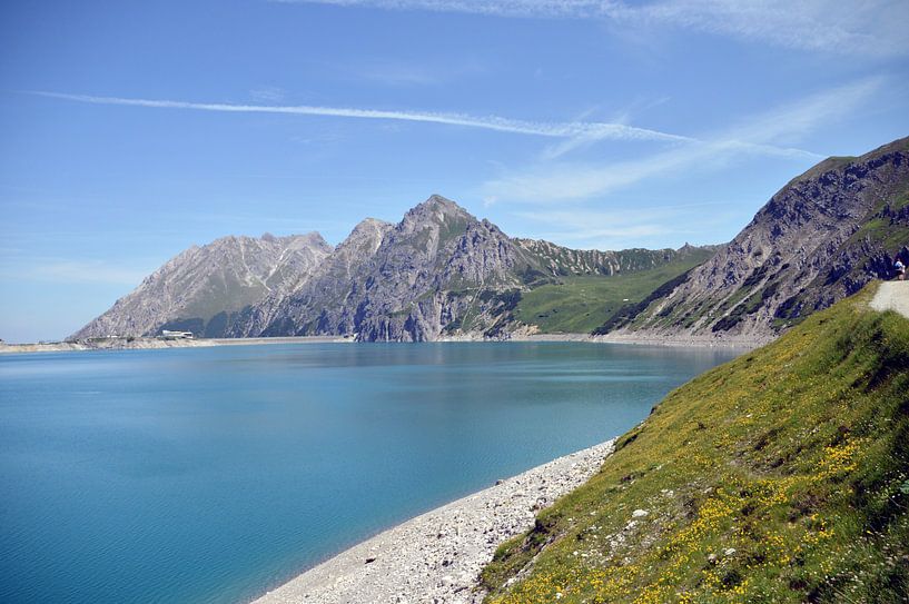 Blauw bergmeer van Sandra Knittel