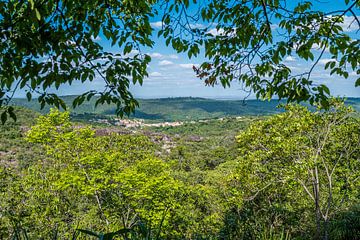 Vue de la ville de Lençois parmi la végétation de la Chapada Diamantina sur Castro Sanderson