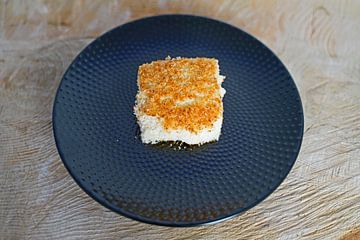 freshly baked coconut buttermilk cake on a tree slice by Babetts Bildergalerie