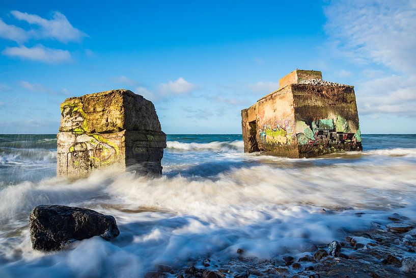 Bunker an der Küste der Ostsee an einem stürmischen Tag van Rico Ködder