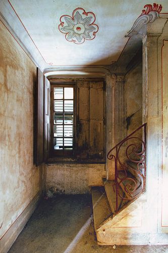 Old abandoned chapel in Italy by Truus Nijland