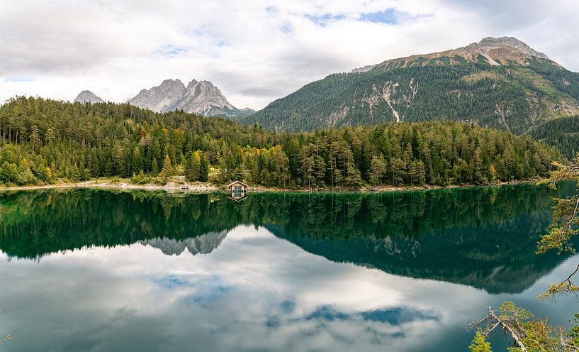 Blindsee mit Seehaus und Reflexion von Leo Schindzielorz